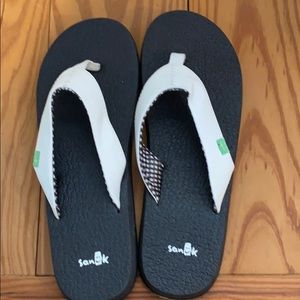 Sanuk sandal brand new